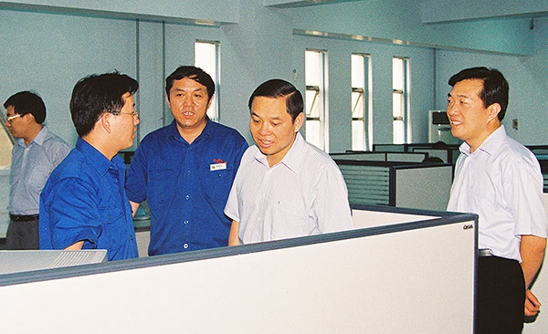 河南省委常委、常務(wù)副省長(zhǎng)李克在公司技術(shù)中心視察工作